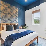 Chic 2 Bed Flat West London