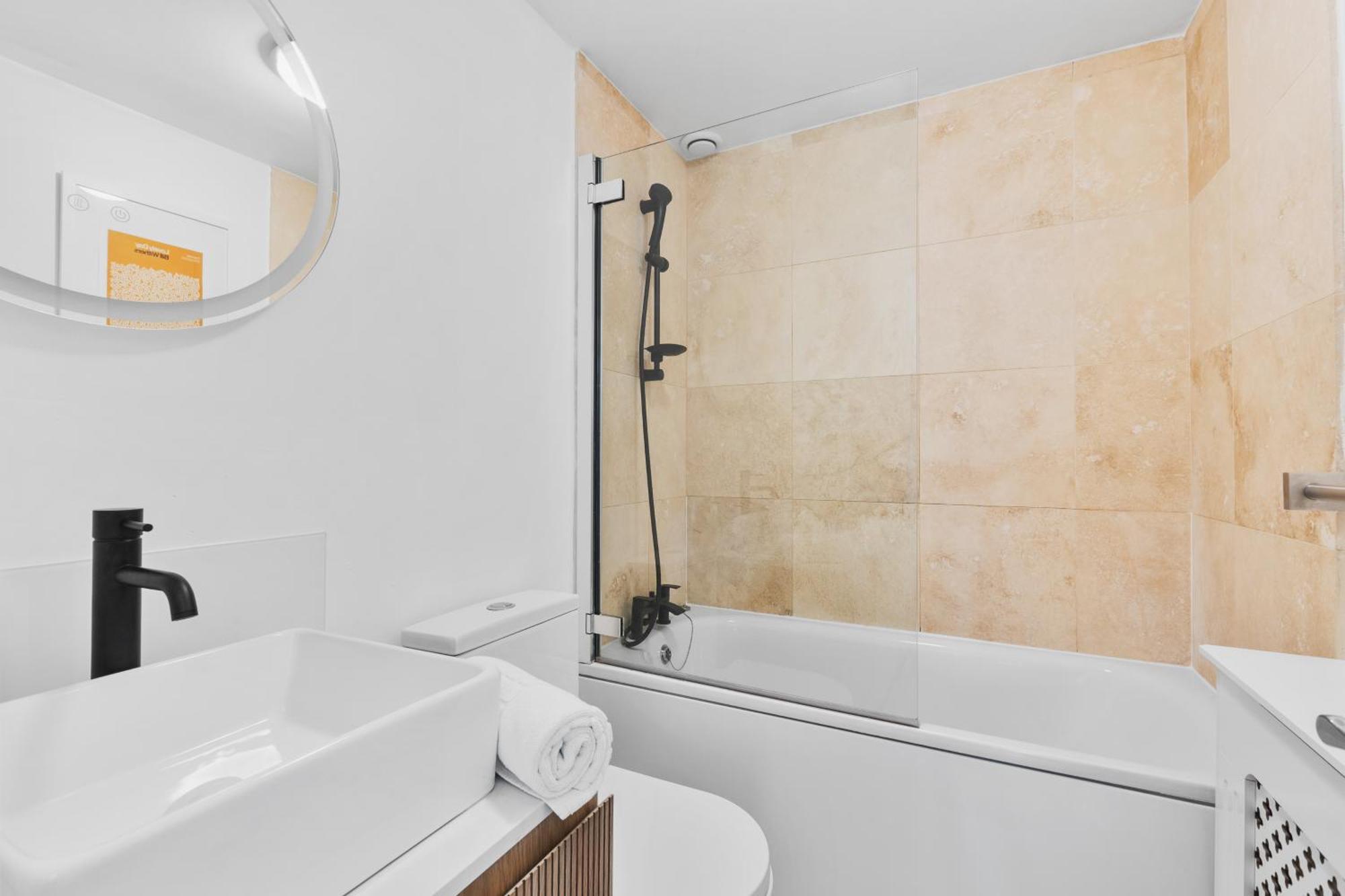 Chic 2 Bed Flat West * London