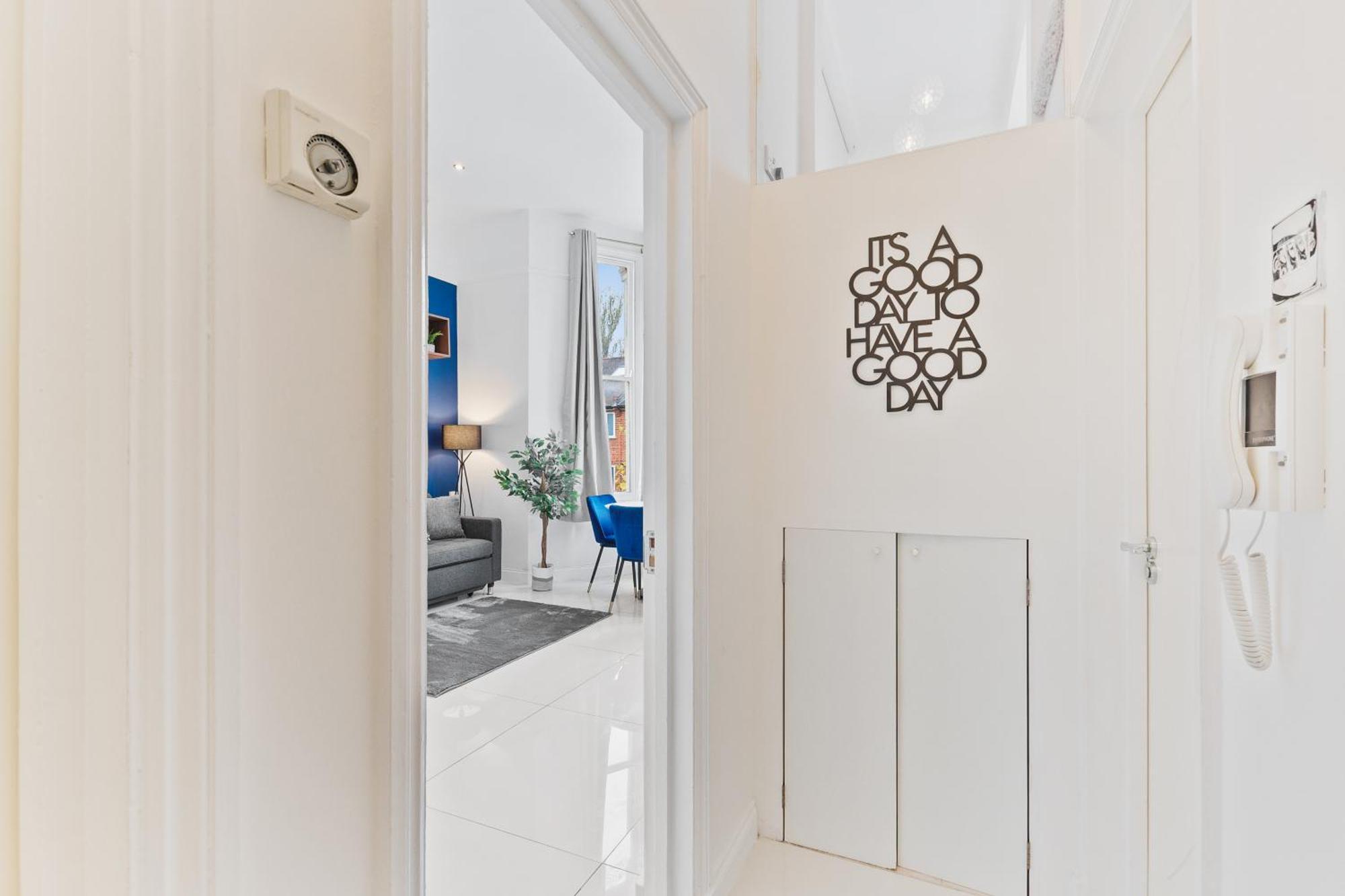 Chic 2 Bed Flat West Apartment